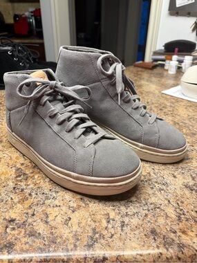 UGG Mens, Lowmel, Gray Suede Lace-Up Sneaker with Logo Tag Size 9